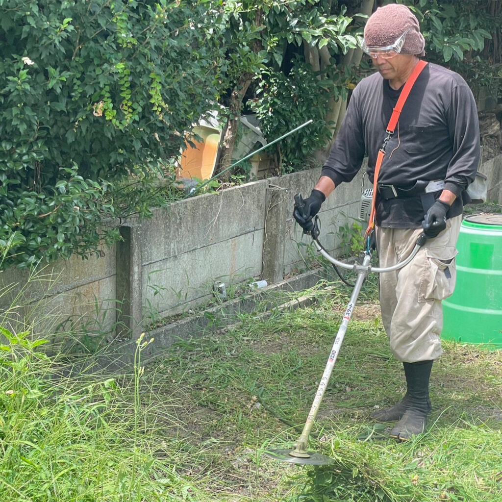 草刈り作業・枝切り伐採作業・防草シート敷き作業 | 住まいのことは 